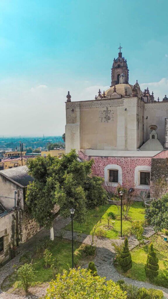 jardín exterior con balcón en el museo nacional del virreinato