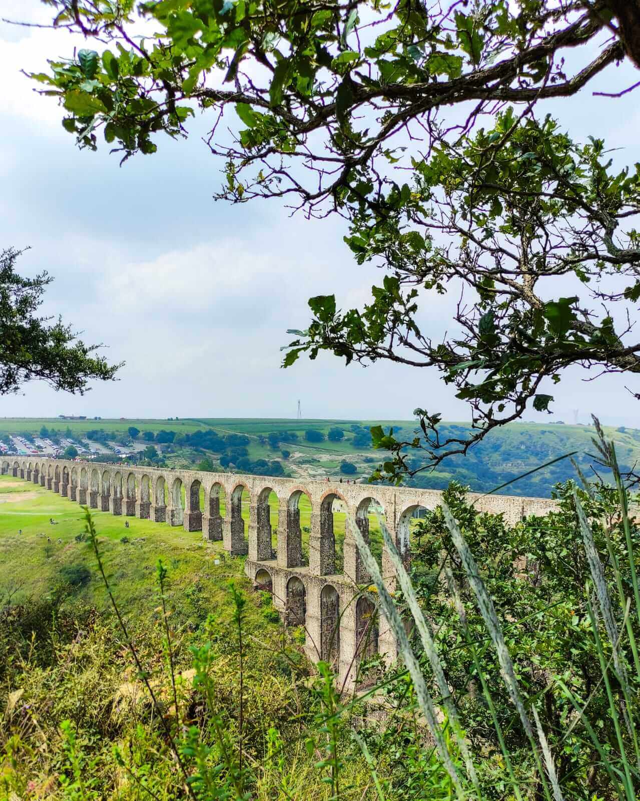 tarde tranquila y soleada admirando los arcos del sitio